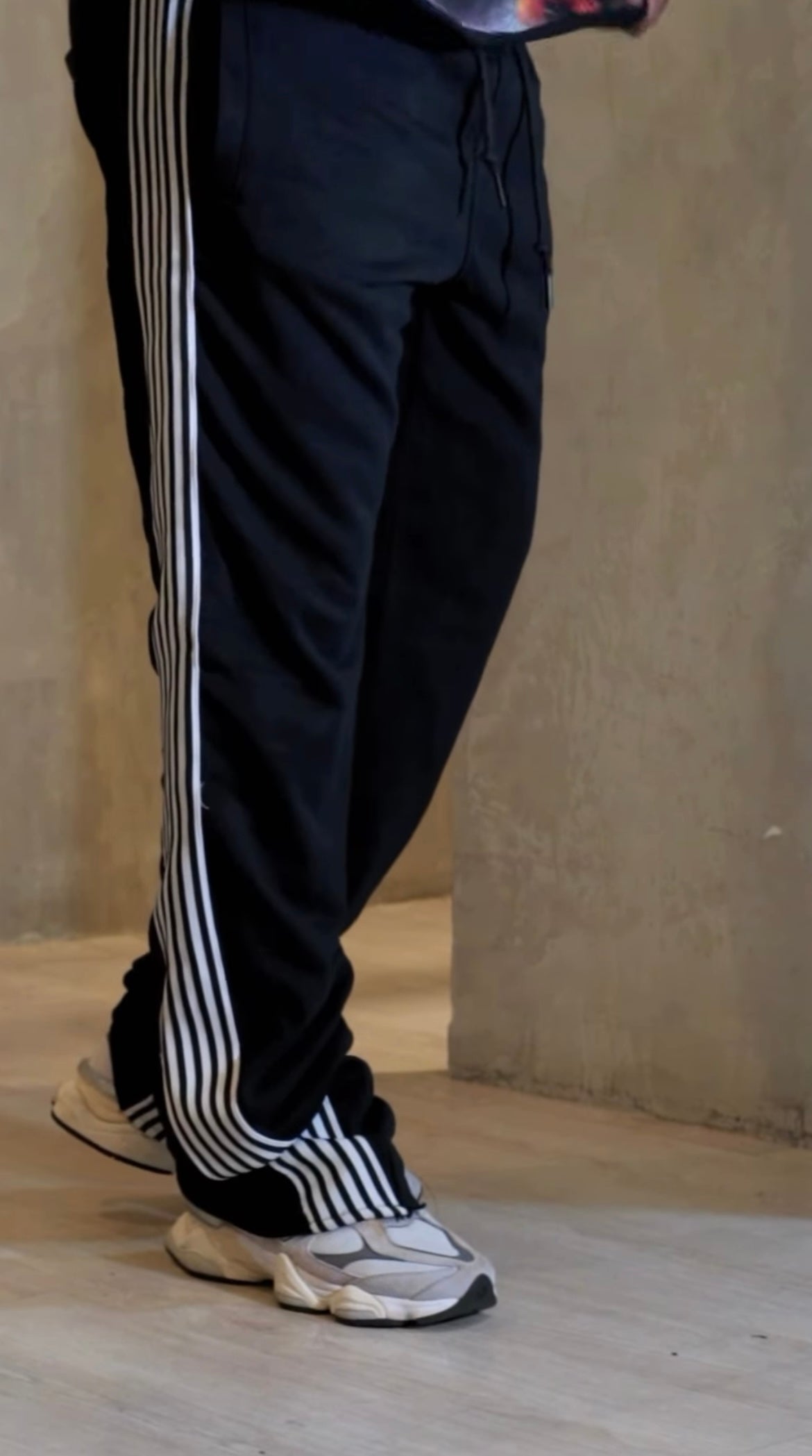 JOGGER NEGRO DE RAYAS