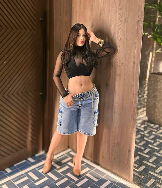 Blusa negra corta con mangas